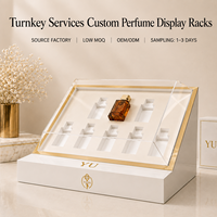 Présentoir de comptoir en acrylique angulaire blanc avec garniture dorée pour 8 flacons de parfum, avec couvercle de protection transparent