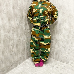 Ensemble de survêtement personnalisé streetwear deux pièces : sweat à capuche zippé camouflage et pantalon de survêtement en molleton technique de haute qualité - Product Image 2