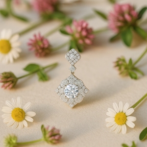 Colgante de Halo de Oro de 18K de Lujo con Engaste de Garra, Corte Brillante Redondo, Diamante Central Cultivado en Laboratorio y Diamantes de Acento - Regalo para Mujer - Product Image 1
