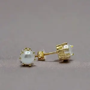 Pendientes Clásicos de Perlas Doradas para Mujer, Elegantes Perlas Redondas para Uso Diario, Joyería Minimalista - Product Image 3