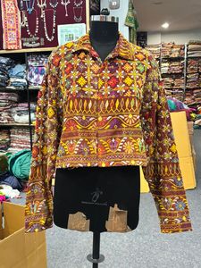เสื้อแจ็คเก็ตสั้นปักลายบันจารา แฮนด์เมดสไตล์โบฮีเมียน ลายดอกไม้หลากสีสัน ผ้าฝ้ายระบายอากาศได้ดี เหมาะสำหรับฤดูใบไม้ผลิและฤดูร้อน - Product Image 4