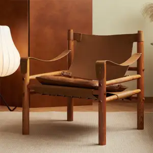 Деревянное кресло с подлокотниками