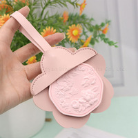 Pendentif diffuseur d'arômes créatif en cuir PU en forme de fleur, portable et durable, avec sangle de suspension pour voiture, placard et sac à main