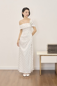 Robe Maxi SKY LIGHT à épaules dénudées, col asymétrique, tissu satiné à pois, robe à une épaule à pois KD77 - Product Image 3