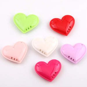 Colgante de acrílico con forma de corazón, dije de resina plástica para bricolaje, accesorios de joyería para collares y bolsos, colores aleatorios - Product Image 1