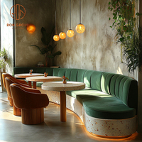 Ensemble de mobilier de restaurant, café et bar : banquette demi-circulaire incurvée, chaise, canapé, table