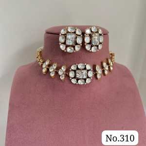 Parure de collier traditionnelle plaqué or avec pierre centrale élégante de couleur et pierres Polki blanches non taillées faites à la main pour mariée - Product Image 2