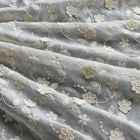 Vente en gros 130cm 135cm Tissu brodé floral Robe Vêtements de mariage Tissu brodé blanc beige pour chemisiers Jupe