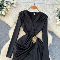 Robe midi décontractée pour femme WIWT, élégante, col en V, manches longues, nouée, froncée, ourlet asymétrique, avec décorations à pompons