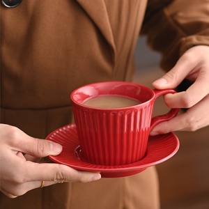 Taza de Café de Cerámica <span class=keywords><strong>Roja</strong></span> Brillante con Borde Acanalado y Platillo a Juego, Taza Moderna con Rayas para Servir Té, Latte y Espresso en Casa, Oficina o Cafetería - Product Image 1