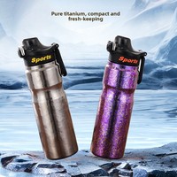 Bouteille d'eau sportive moderne et minimaliste en titane pur, isolée sous vide et épaissie – Conception anti-chute et rebondissante pour l'alpinisme