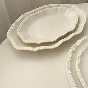 أطباق عشاء من السيراميك الأبيض المنقوش للبيع بالجملة بحافة على شكل زهرة ونمط نورديك من البورسلين للحلويات للاستخدام المنزلي والمطاعم - Product Image 5