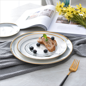 Nouveauté 2024 : Grandes assiettes rondes en céramique marbrée avec bord doré pour gâteaux, salades et desserts – Services de table en porcelaine - Product Image 3