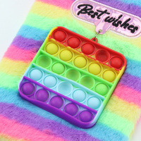 Carnet en peluche rayé arc-en-ciel avec pendentif Pop It Fidget Toy, journal intime anti-stress avec porte-clés à bulles en silicone