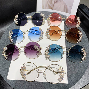 Lunettes de soleil rondes de luxe pour femmes avec logo personnalisé 2026, monture large, verres dégradés, branches métalliques ornées de diamants, protection UV400 - Product Image 2