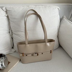Bolsa de Couro PU Preta com Alça Superior e Detalhe de Fivela, Formato Quadrado Estruturado para Uso Diário - Product Image 2