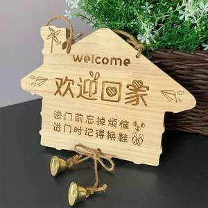 Letrero de madera de bienvenida con forma de casa y campanas, estilo rústico para decoración del hogar - Product Image 1