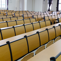 Chaises pliantes en bois intégrées pour salles de conférence et écoles - Design moderne compatible avec les escaliers