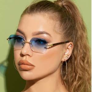 Lunettes de soleil polygonales petites et tendance sans monture avec logo personnalisé, verres dégradés, protection UV400 pour femmes - Product Image 2