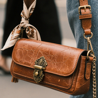 Sac bandoulière vintage en cuir PU marron gaufré croco pour femme avec foulard et pompon décoratif