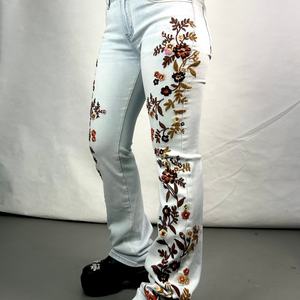 กางเกงยีนส์ลายดอกไม้สำหรับผู้หญิง OEM กางเกงเดนิมปักลายตามสั่ง กางเกงลำลองทรงสกินนี่แบบซัก - Product Image 6