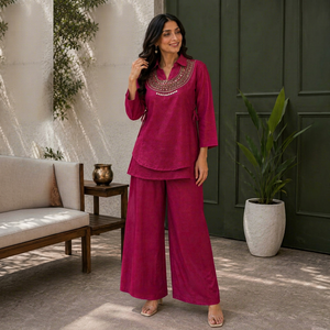 Ensemble kurta en lin bordeaux pour femmes avec col brodé et pantalon large - Product Image 1