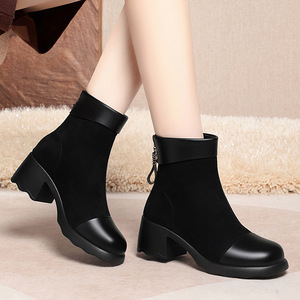 Botas de invierno 2025 de cuero de tacón alto de lujo para mujer, con punta cuadrada, diseño de empalme grueso y forro polar engrosado para exteriores - Product Image 4