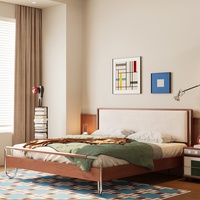 Lit double en bois massif de style Bauhaus du milieu du siècle, tête de lit capitonnée blanche, finition en bois de cerisier, cadre en métal pour chambre principale