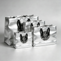 Kantong Kertas Kraft Tahan Lama untuk Natal Ramah Lingkungan Dapat Didaur Ulang Cetak Foil Perak Pegangan Datar Model Pegangan Panjang untuk Pameran