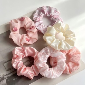 Coleteros de satén y gasa con diseño de rosa 3D, dulces coleteros florales elásticos, elegantes coleteros de tela para mujer. - Product Image 2
