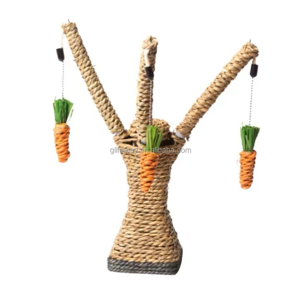 Arbre à chat marron avec carottes orange (relié par des chaînes métalliques)