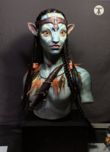 Scultura Femminile Personalizzata di Alta Qualità in Silicone e Fibra di Vetro, Personaggio Realistico di Guerriero Tribale con Pelle Blu per Arredamento Casa - Product Image 5