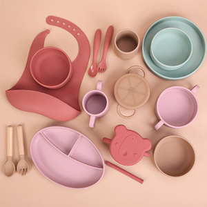 Ensemble de vaisselle pour bébé 2026 avec logo imprimé, comprenant un bol antidérapant en silicone à ventouse, une cuillère et des bavoirs - Product Image 5