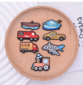 Breloques de chaussures en PVC pour <span class=keywords><strong>transport</strong></span> terrestre, maritime et aérien, motifs de dessins animés (voiture, bateau, <span class=keywords><strong>avion</strong></span>, train), en caoutchouc souple, pour sabots, accessoires pour enfants - Product Image 3