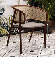 Chaise de salle à manger à dossier en rotin avec assise rembourrée verte et pieds en bois à embouts dorés – Mobilier moderne pour restaurant et maison