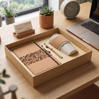 Kit Cadeau de Bureau A5 en Liège Naturel Patchwork avec Journal à Bande Élastique, Stylo en Liège et Mug de Voyage Isotherme – Coffret Cadeau Complet