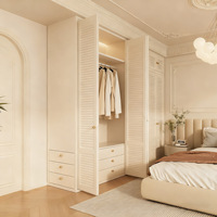 Armoire à portes à persiennes blanc crème, placard encastré du sol au plafond avec espace de suspension ouvert et tiroirs, poignées dorées