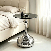 Table basse moderne de luxe léger italienne en acier au carbone avec design cintré, personnalisable pour salon et chambre à coucher