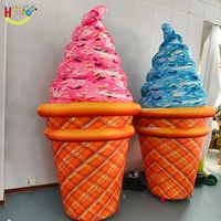 Cornet de crème glacée gonflable géant personnalisable avec impression couleur pour signalétique de pâtisserie et image de marque en centre commercial