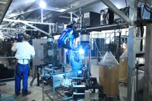 كرسي طعام خارجي بلاستيكي قابل للطي قابل للطي أسود حديث من البولي إيثيلين عالي الكثافة بتصميم جديد للحدائق والفنادق والمستشفيات والفيلات وغرف النوم والدخول - Product Image 4