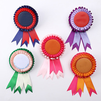 Célébration Cérémonie de remise des diplômes Ruban de dentelle imprimé en fer blanc Rosettes roses Rubans Awards Pin Badge Ruban plissé Forrosette