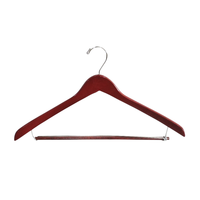 Cintres de luxe rouges en bois avec barre porte-pantalon, robustes et antidérapants pour manteaux, pantalons et chemises habillées