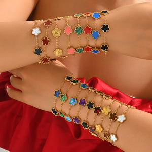 สร้อยข้อมือรูปใบโคลเวอร์ห้าแฉก โลหะผสมสังกะสี เครื่องประดับแฟชั่นสำหรับผู้หญิง - Product Image 1