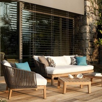 Ensemble de canapés d'extérieur en rotin nordique avec table basse, durable, imperméable, design moderne et simple, coussins en éponge pour hôtel, villa, pièce témoin