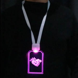 Marka promosyon özelleştirilmiş şekil akrilik lazer kazınmış logosu renkli parlak LED kordon rozeti - Product Image 1