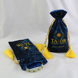 Emballage cadeau pour bijoux personnalisés, pochettes en velours bleu marine avec cordon de serrage, sacs pour la présentation de bijoux avec logo et pompon - Product Image 1