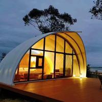 Tente permanente préfabriquée de coquille de membrane Structure extérieure de maison de camping de station de vacances d'hôtel de glamping