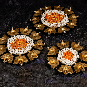 Lámpara de aceite de hierro con flor de loto dorada y pétalos blancos, tipo Urli, para ceremonias religiosas de Puja. - Product Image 4