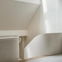 Escalier en colimaçon flottant en sculpture d'art blanc cassé Qiying |   Rampe en fer forgé en forme d'arc en acier sur mesure pour villa moderne de luxe