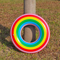 Bouées gonflables en PVC à motifs arc-en-ciel personnalisées pour les fêtes de piscine en famille estivales, garantissant la sécurité des enfants